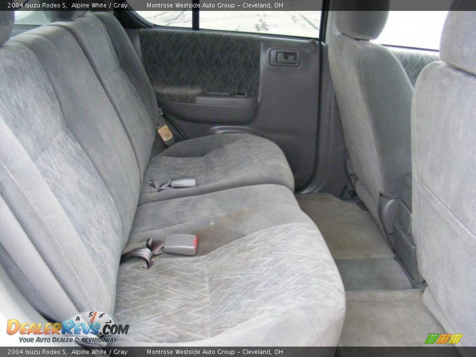 2004 Isuzu Rodeo S Alpine White / Gray Photo #12