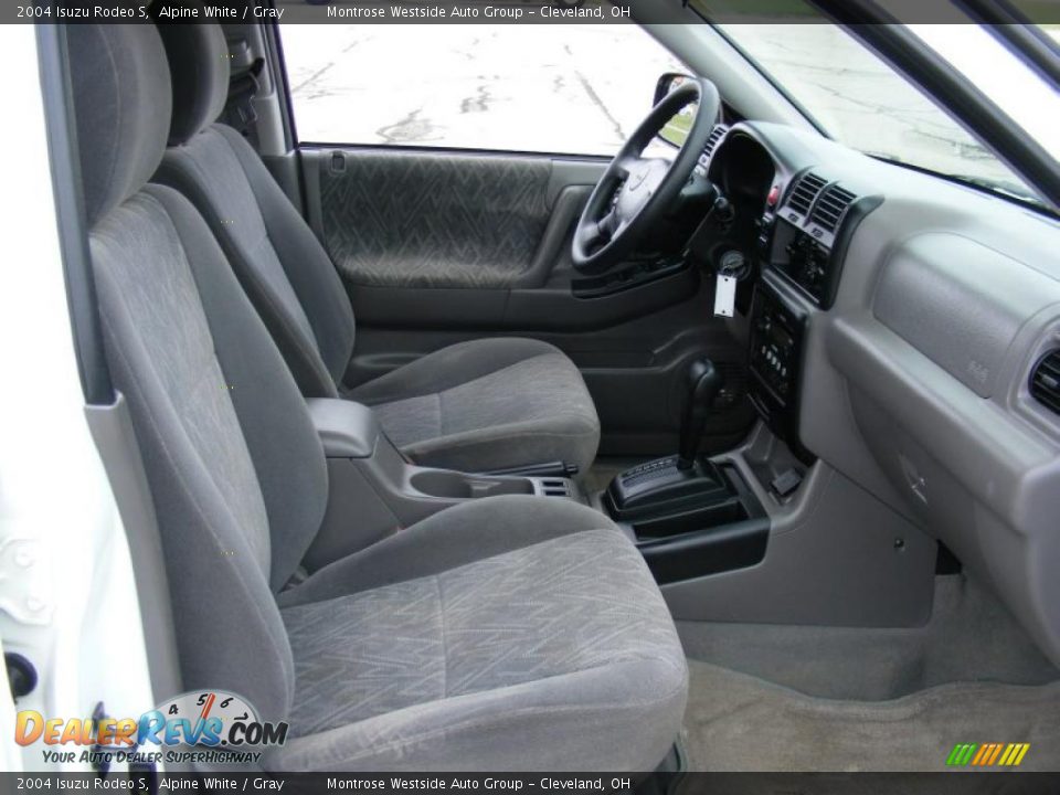 2004 Isuzu Rodeo S Alpine White / Gray Photo #13