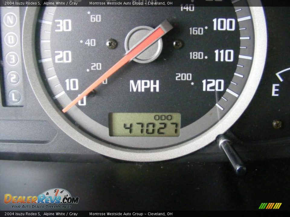 2004 Isuzu Rodeo S Alpine White / Gray Photo #18