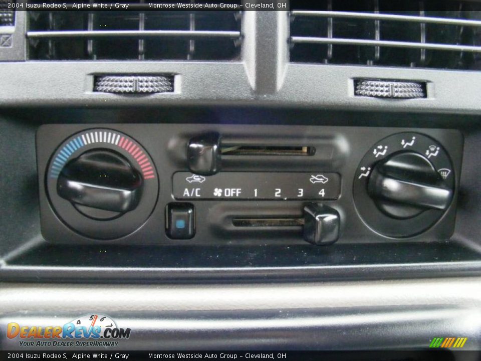 2004 Isuzu Rodeo S Alpine White / Gray Photo #20