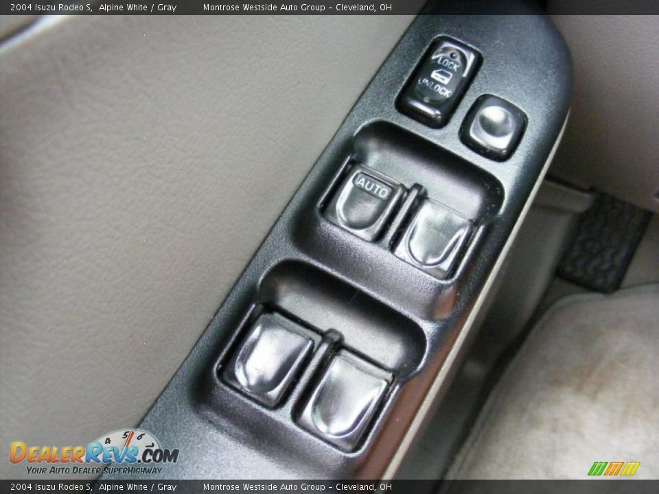 2004 Isuzu Rodeo S Alpine White / Gray Photo #23