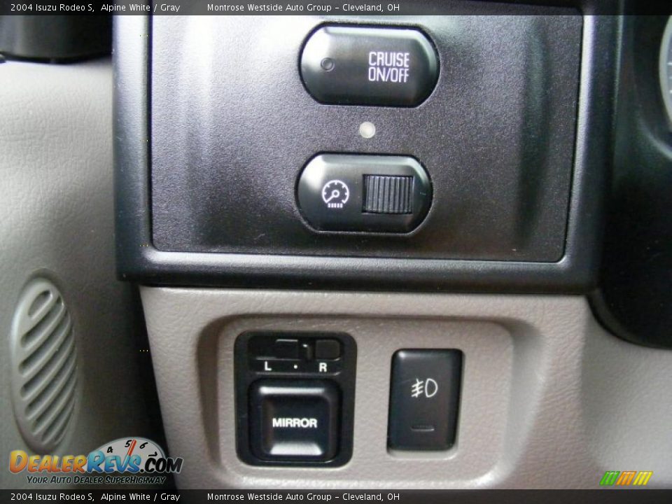 2004 Isuzu Rodeo S Alpine White / Gray Photo #24