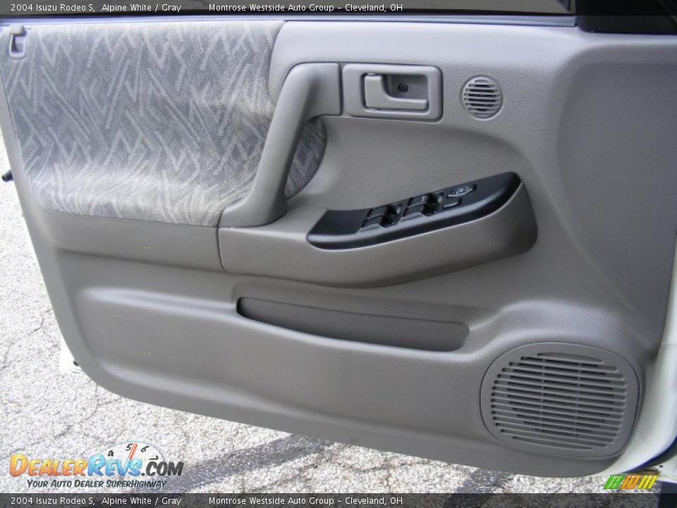 2004 Isuzu Rodeo S Alpine White / Gray Photo #25