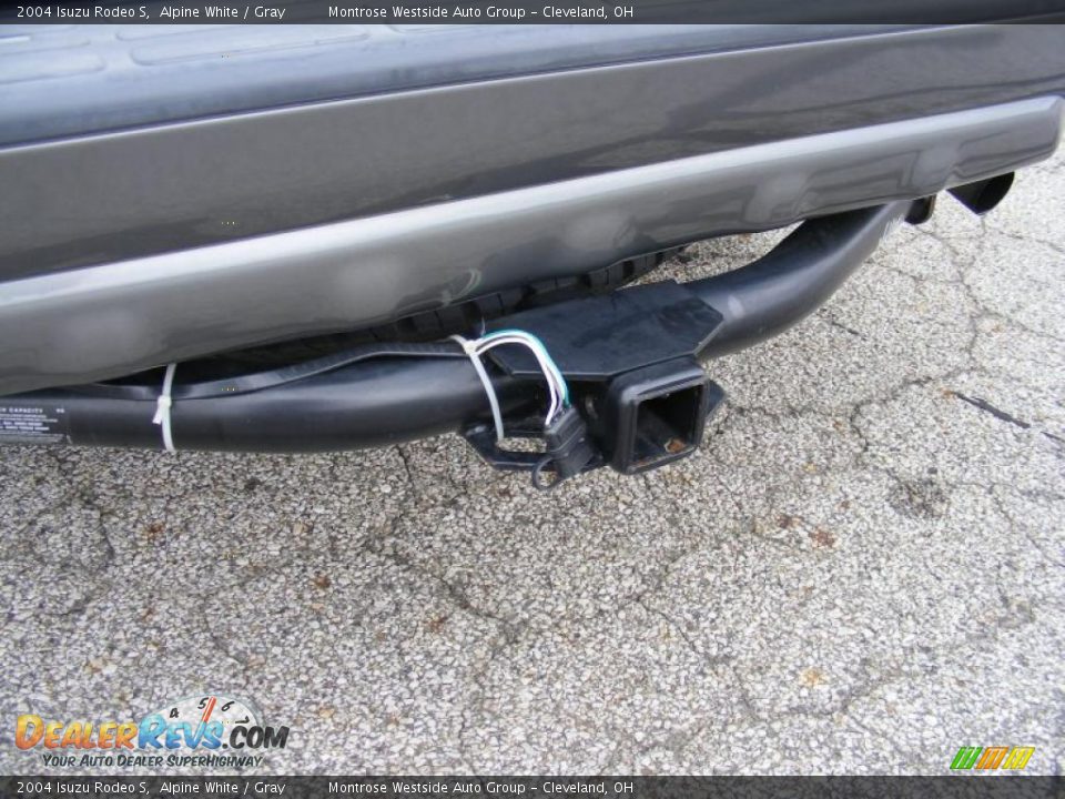 2004 Isuzu Rodeo S Alpine White / Gray Photo #28
