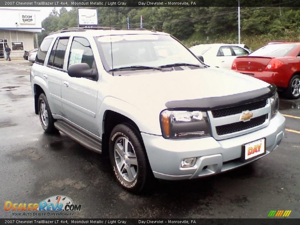 2007 Chevrolet TrailBlazer LT 4x4 Moondust Metallic / Light Gray Photo #2