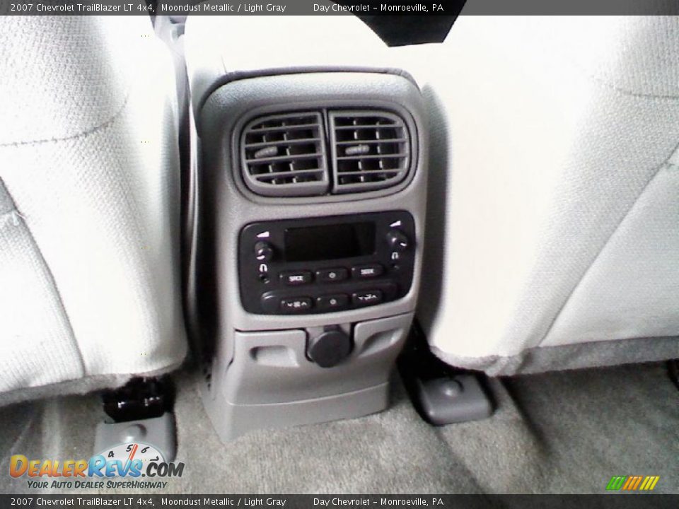 2007 Chevrolet TrailBlazer LT 4x4 Moondust Metallic / Light Gray Photo #8