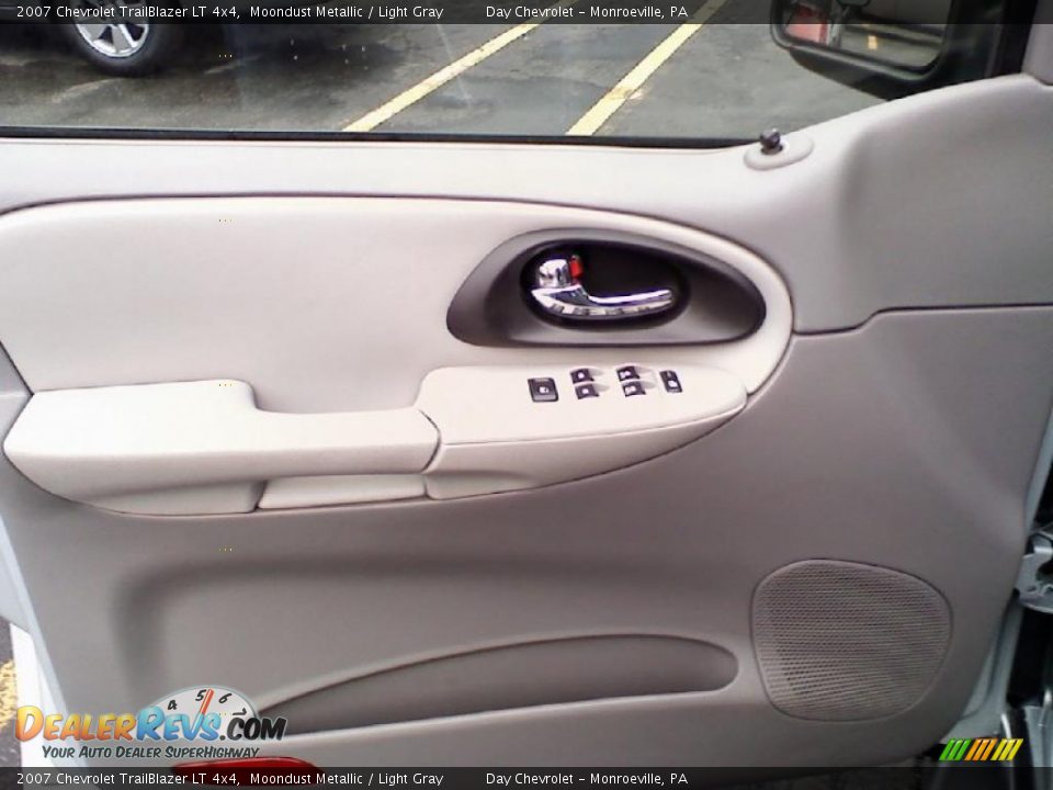 2007 Chevrolet TrailBlazer LT 4x4 Moondust Metallic / Light Gray Photo #12