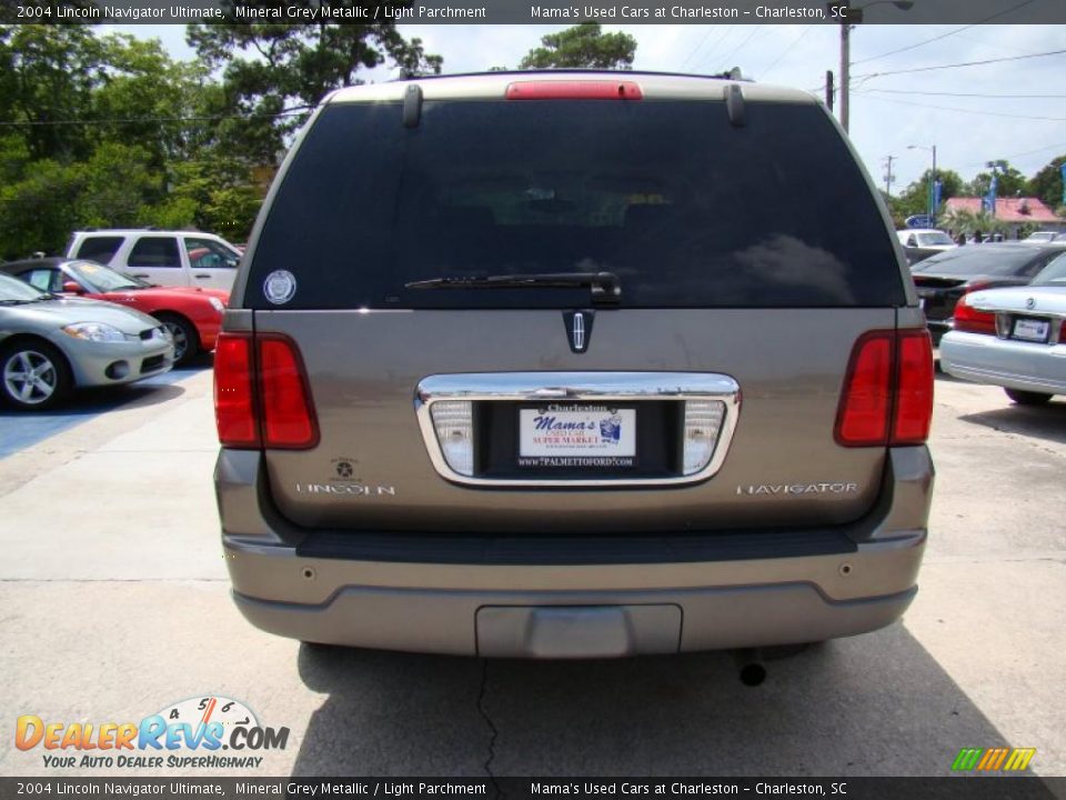 2004 Lincoln Navigator Ultimate Mineral Grey Metallic / Light Parchment Photo #8