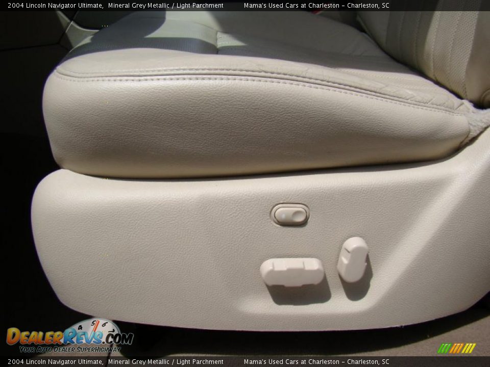 2004 Lincoln Navigator Ultimate Mineral Grey Metallic / Light Parchment Photo #11