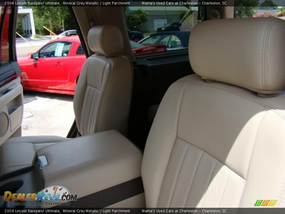 2004 Lincoln Navigator Ultimate Mineral Grey Metallic / Light Parchment Photo #14