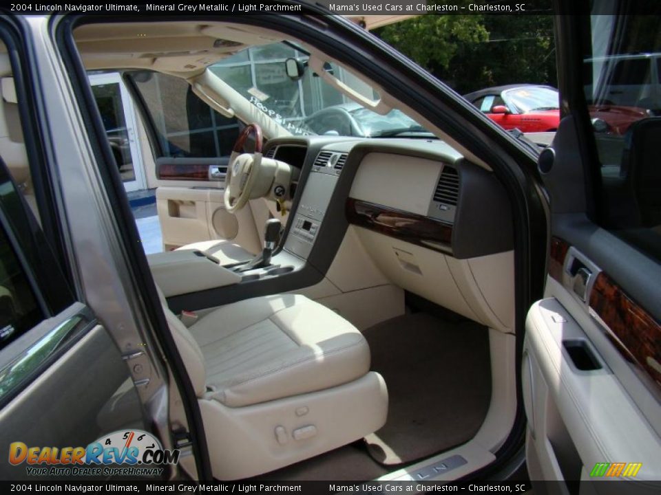 Light Parchment Interior - 2004 Lincoln Navigator Ultimate Photo #17