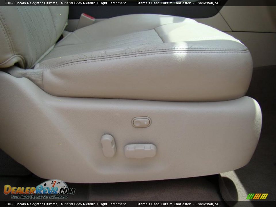 2004 Lincoln Navigator Ultimate Mineral Grey Metallic / Light Parchment Photo #18
