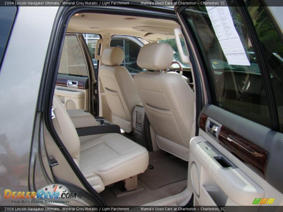 Light Parchment Interior - 2004 Lincoln Navigator Ultimate Photo #19