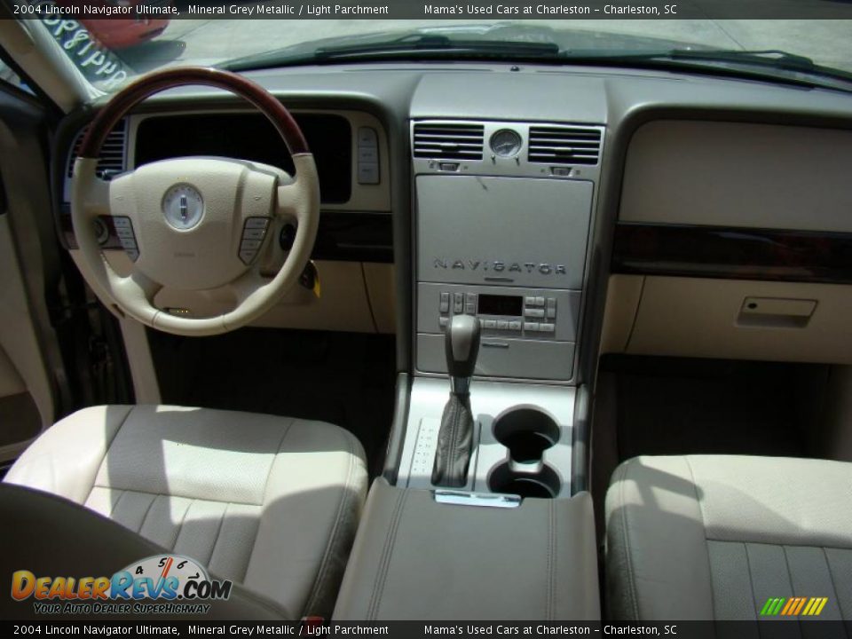 2004 Lincoln Navigator Ultimate Mineral Grey Metallic / Light Parchment Photo #20