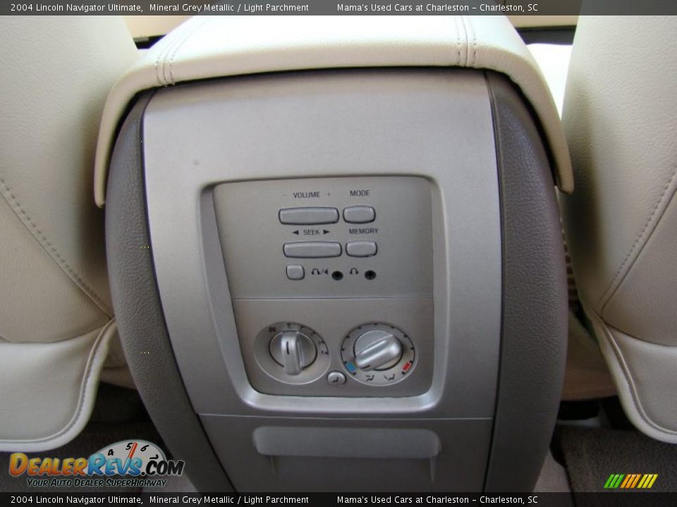 Controls of 2004 Lincoln Navigator Ultimate Photo #21