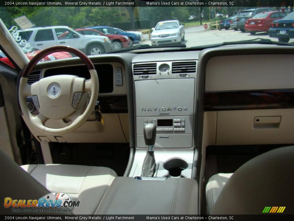 Dashboard of 2004 Lincoln Navigator Ultimate Photo #22