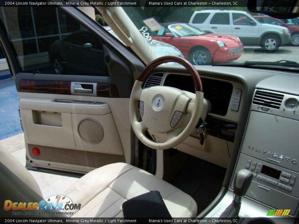 2004 Lincoln Navigator Ultimate Mineral Grey Metallic / Light Parchment Photo #23
