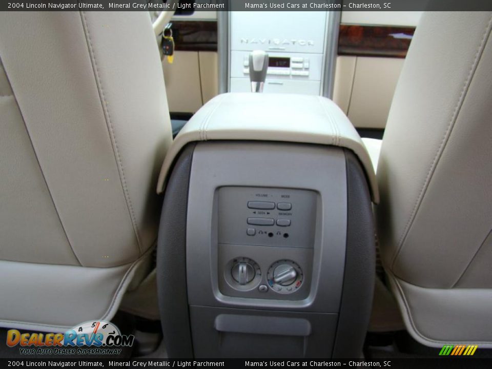 Controls of 2004 Lincoln Navigator Ultimate Photo #24