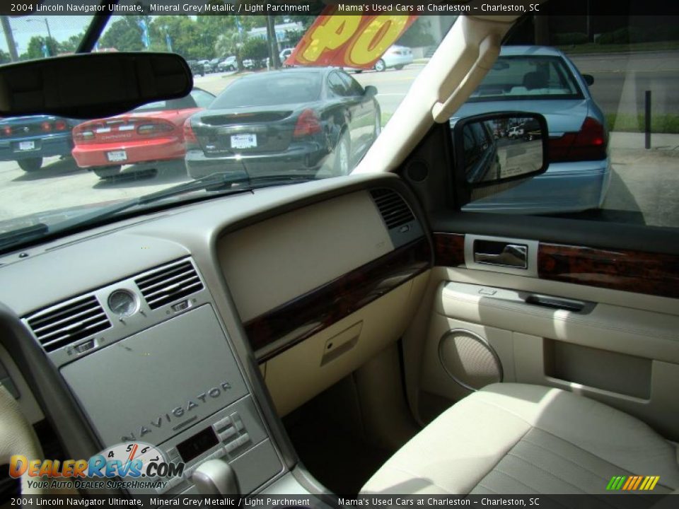 2004 Lincoln Navigator Ultimate Mineral Grey Metallic / Light Parchment Photo #25