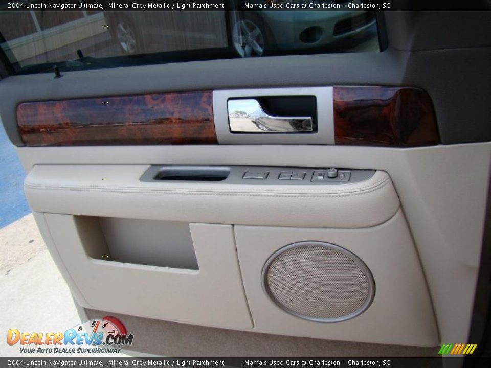 2004 Lincoln Navigator Ultimate Mineral Grey Metallic / Light Parchment Photo #26