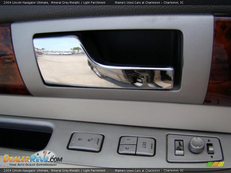 Controls of 2004 Lincoln Navigator Ultimate Photo #27