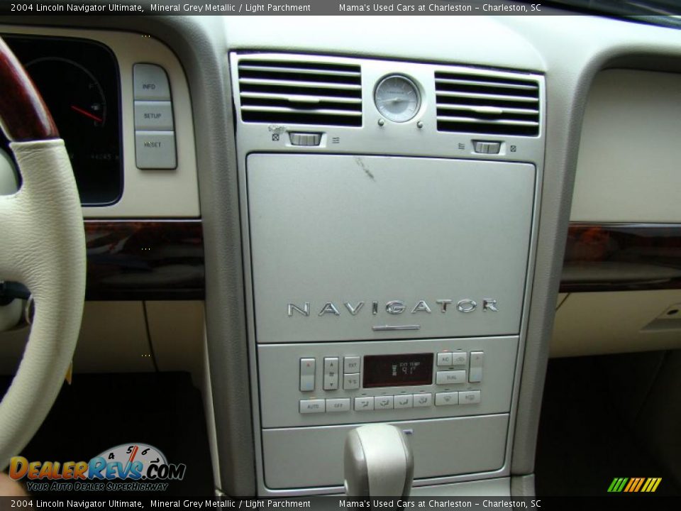 2004 Lincoln Navigator Ultimate Mineral Grey Metallic / Light Parchment Photo #28
