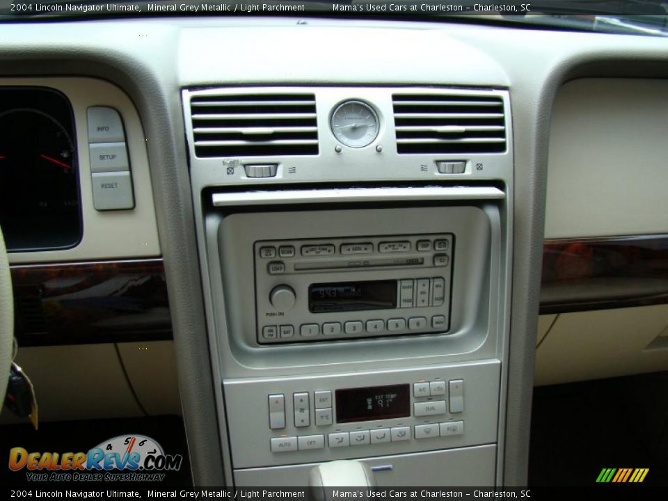 Controls of 2004 Lincoln Navigator Ultimate Photo #29