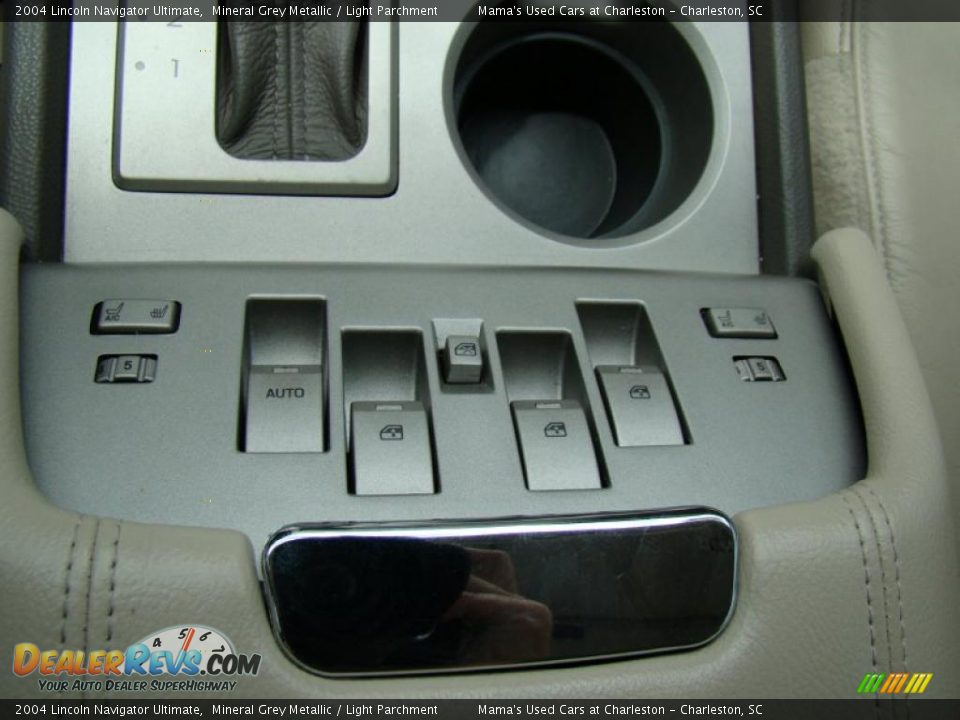 Controls of 2004 Lincoln Navigator Ultimate Photo #31