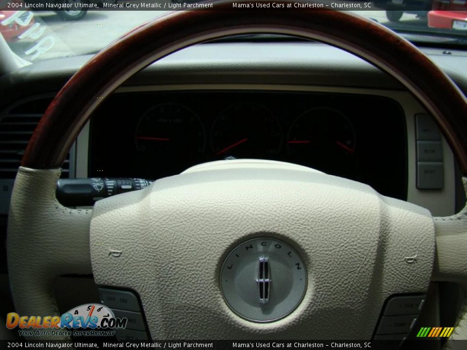 2004 Lincoln Navigator Ultimate Mineral Grey Metallic / Light Parchment Photo #32