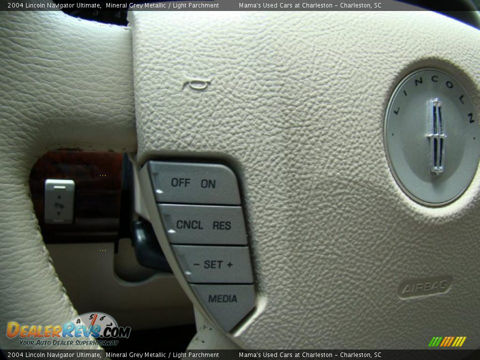 2004 Lincoln Navigator Ultimate Mineral Grey Metallic / Light Parchment Photo #33