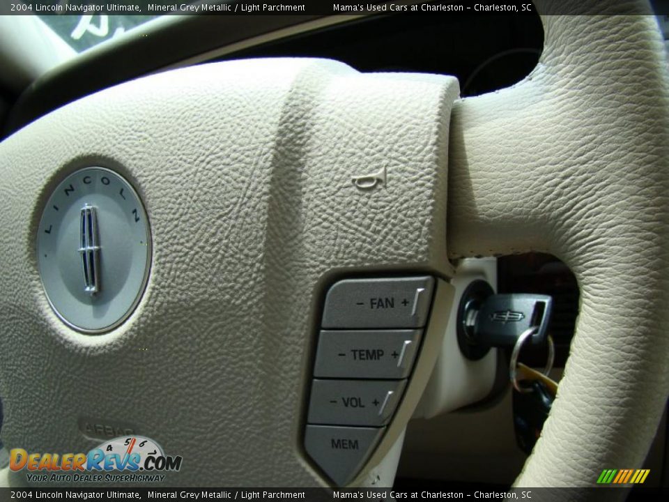 2004 Lincoln Navigator Ultimate Mineral Grey Metallic / Light Parchment Photo #34