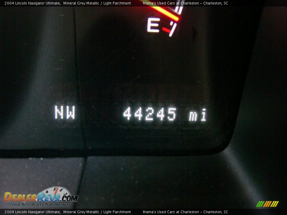 2004 Lincoln Navigator Ultimate Mineral Grey Metallic / Light Parchment Photo #35