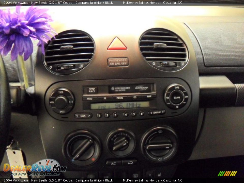 2004 Volkswagen New Beetle GLS 1.8T Coupe Campanella White / Black Photo #13