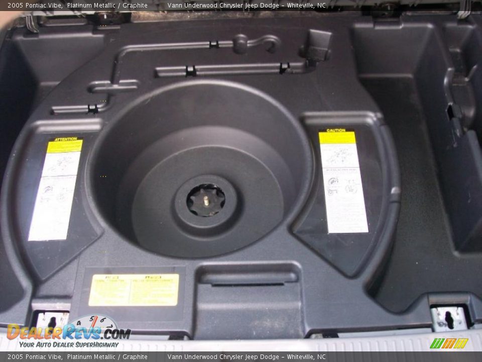 2005 Pontiac Vibe Platinum Metallic / Graphite Photo #19