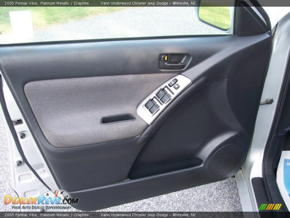 2005 Pontiac Vibe Platinum Metallic / Graphite Photo #24