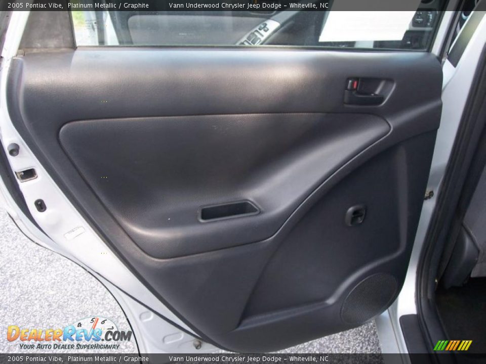 2005 Pontiac Vibe Platinum Metallic / Graphite Photo #25
