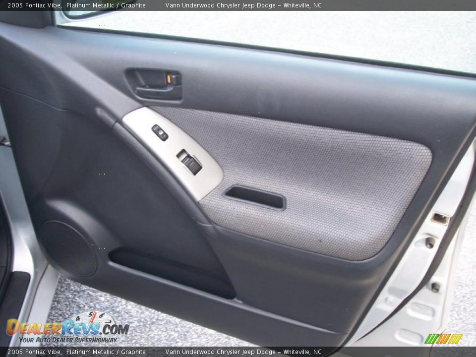 2005 Pontiac Vibe Platinum Metallic / Graphite Photo #26