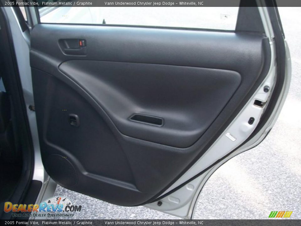 2005 Pontiac Vibe Platinum Metallic / Graphite Photo #27