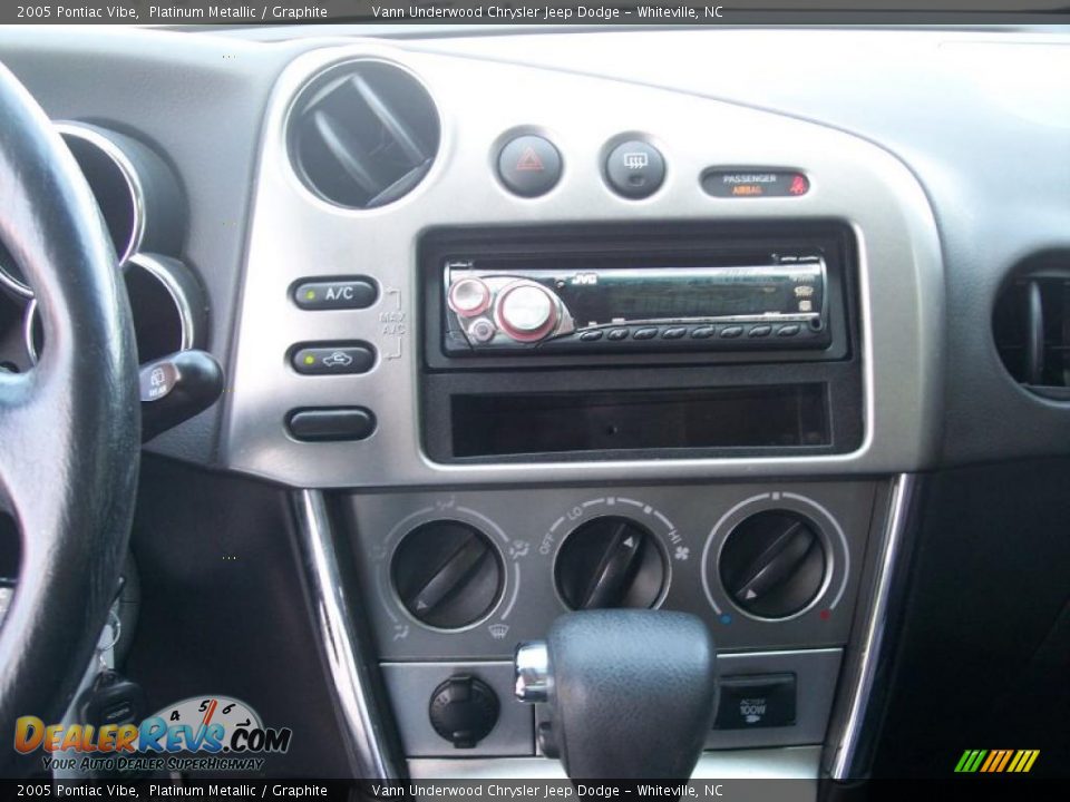 2005 Pontiac Vibe Platinum Metallic / Graphite Photo #31