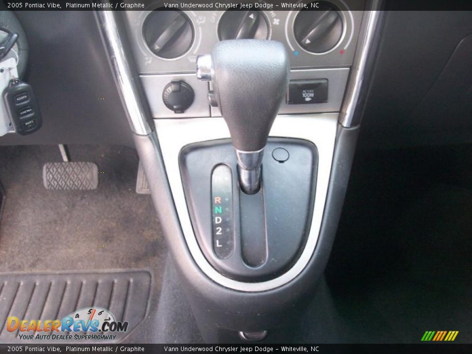 2005 Pontiac Vibe Platinum Metallic / Graphite Photo #32