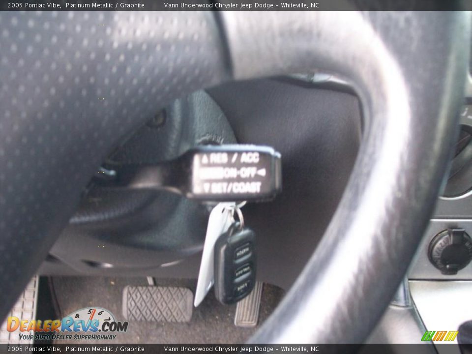 2005 Pontiac Vibe Platinum Metallic / Graphite Photo #33