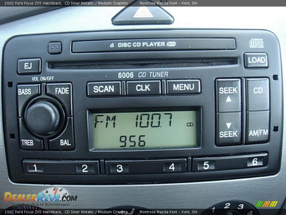 2002 Ford Focus ZX5 Hatchback CD Silver Metallic / Medium Graphite Photo #17