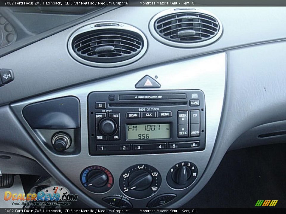 2002 Ford Focus ZX5 Hatchback CD Silver Metallic / Medium Graphite Photo #18