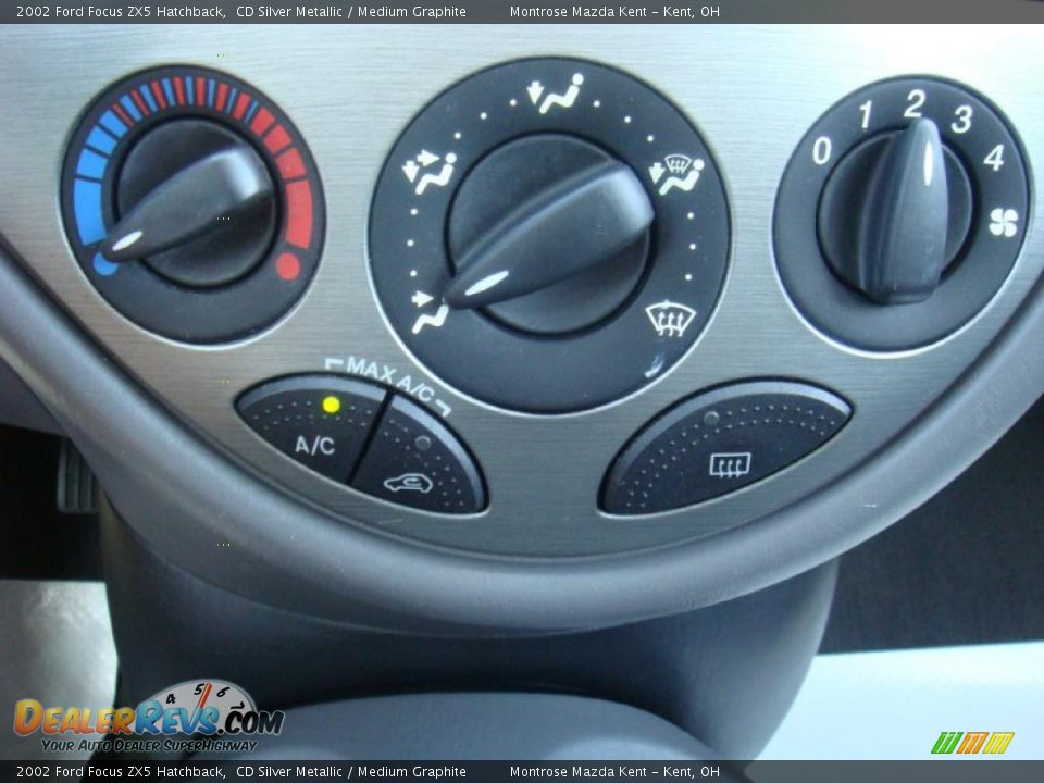 2002 Ford Focus ZX5 Hatchback CD Silver Metallic / Medium Graphite Photo #19