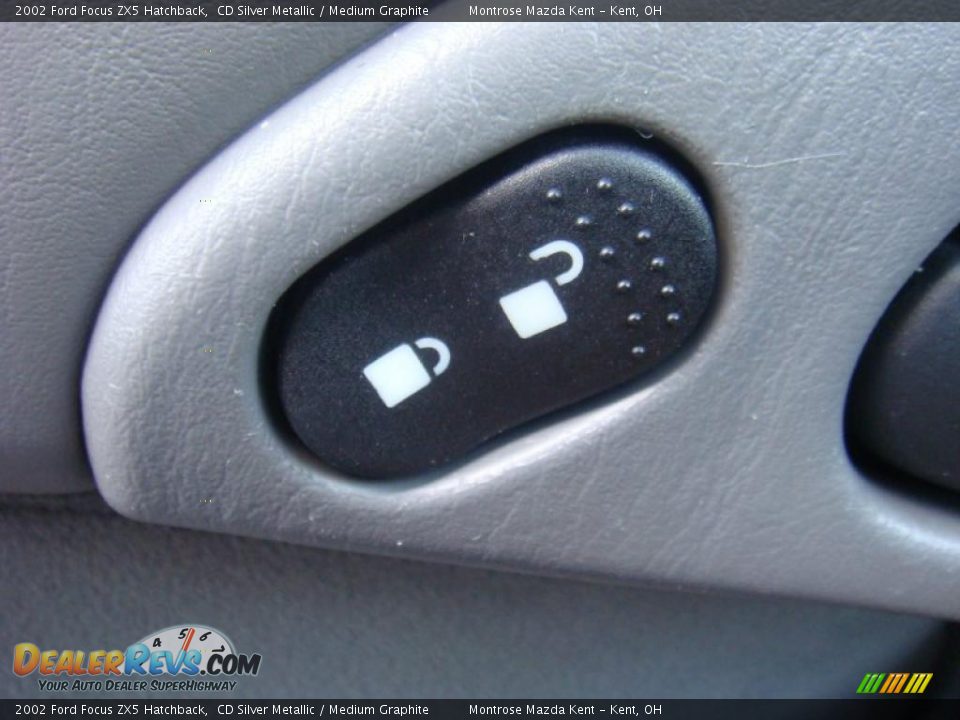 2002 Ford Focus ZX5 Hatchback CD Silver Metallic / Medium Graphite Photo #23