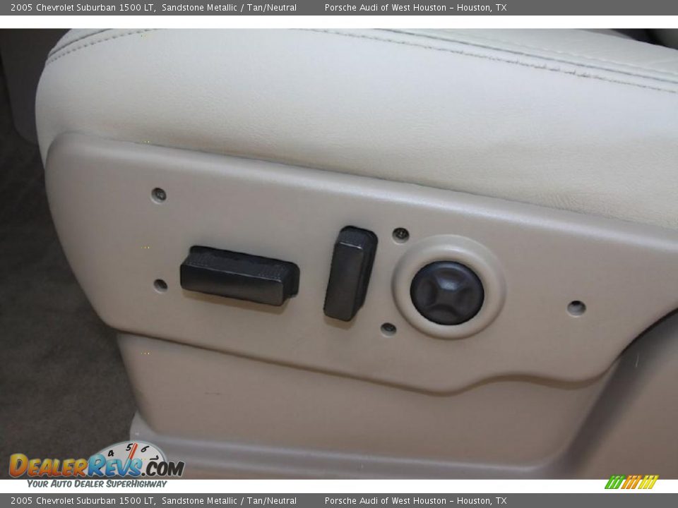 2005 Chevrolet Suburban 1500 LT Sandstone Metallic / Tan/Neutral Photo #29