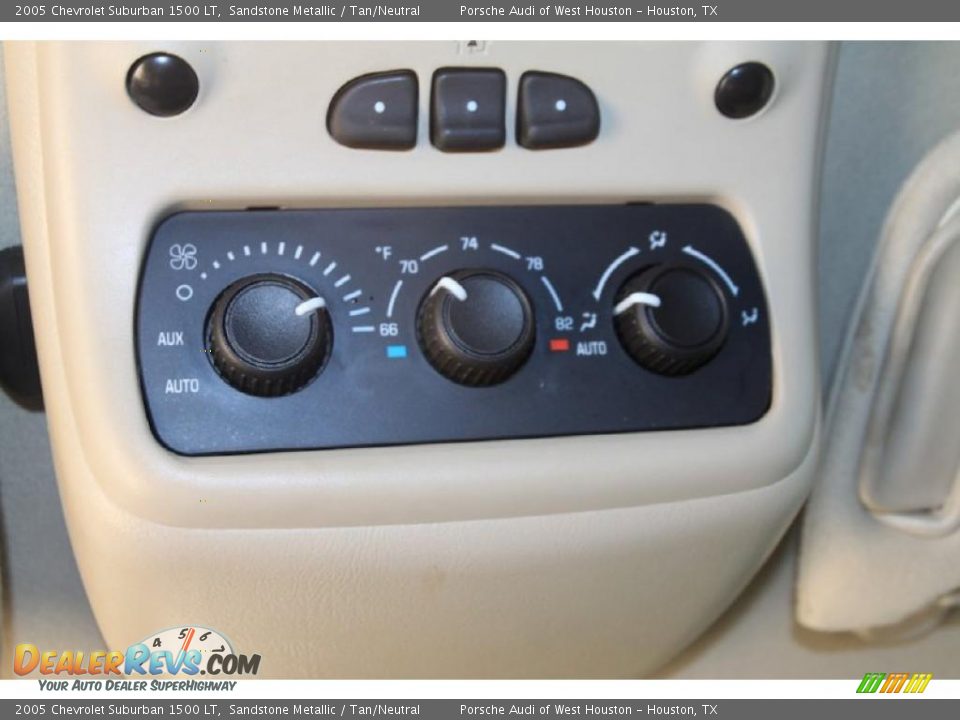 2005 Chevrolet Suburban 1500 LT Sandstone Metallic / Tan/Neutral Photo #31