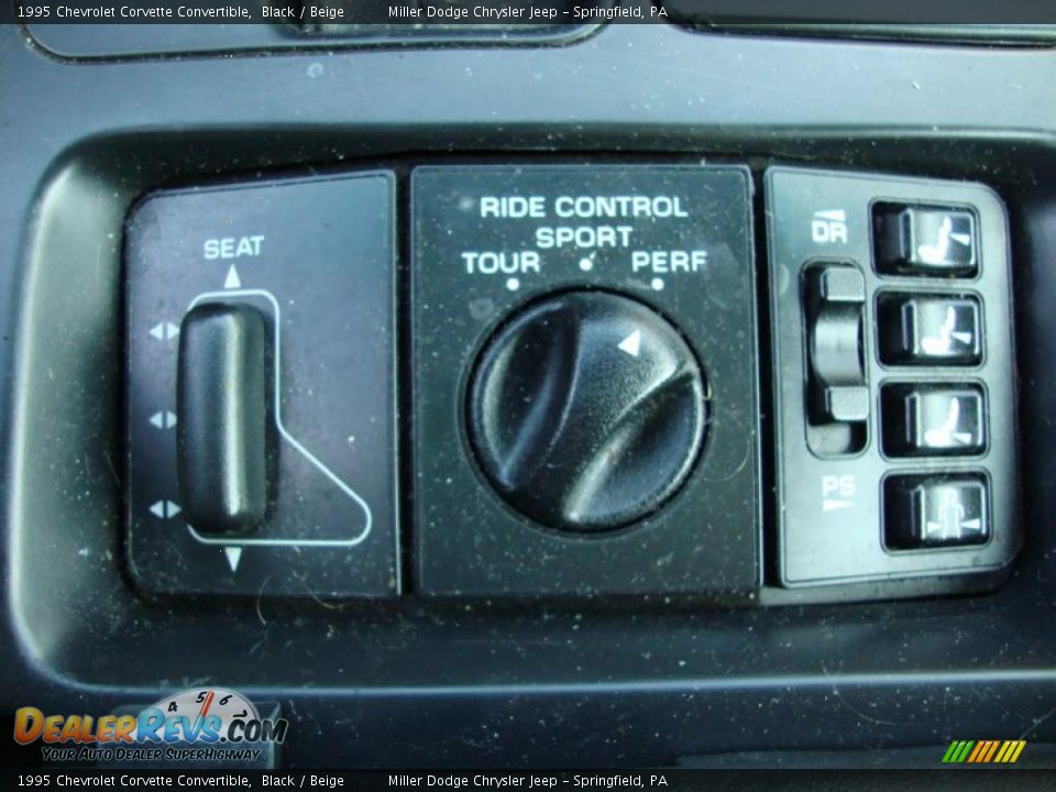 1995 Chevrolet Corvette Convertible Black / Beige Photo #32
