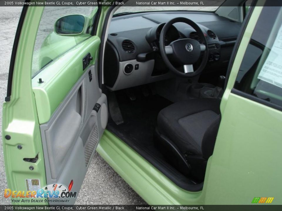2005 Volkswagen New Beetle GL Coupe Cyber Green Metallic / Black Photo #8
