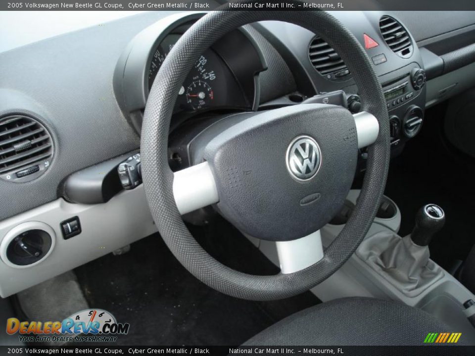 2005 Volkswagen New Beetle GL Coupe Cyber Green Metallic / Black Photo #9